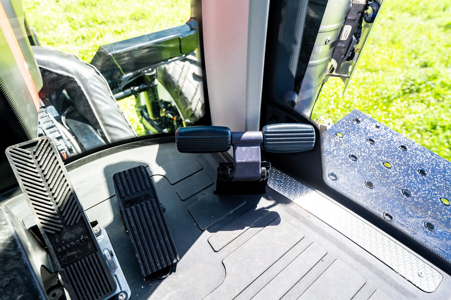 Footrests on both sides of the cab floor