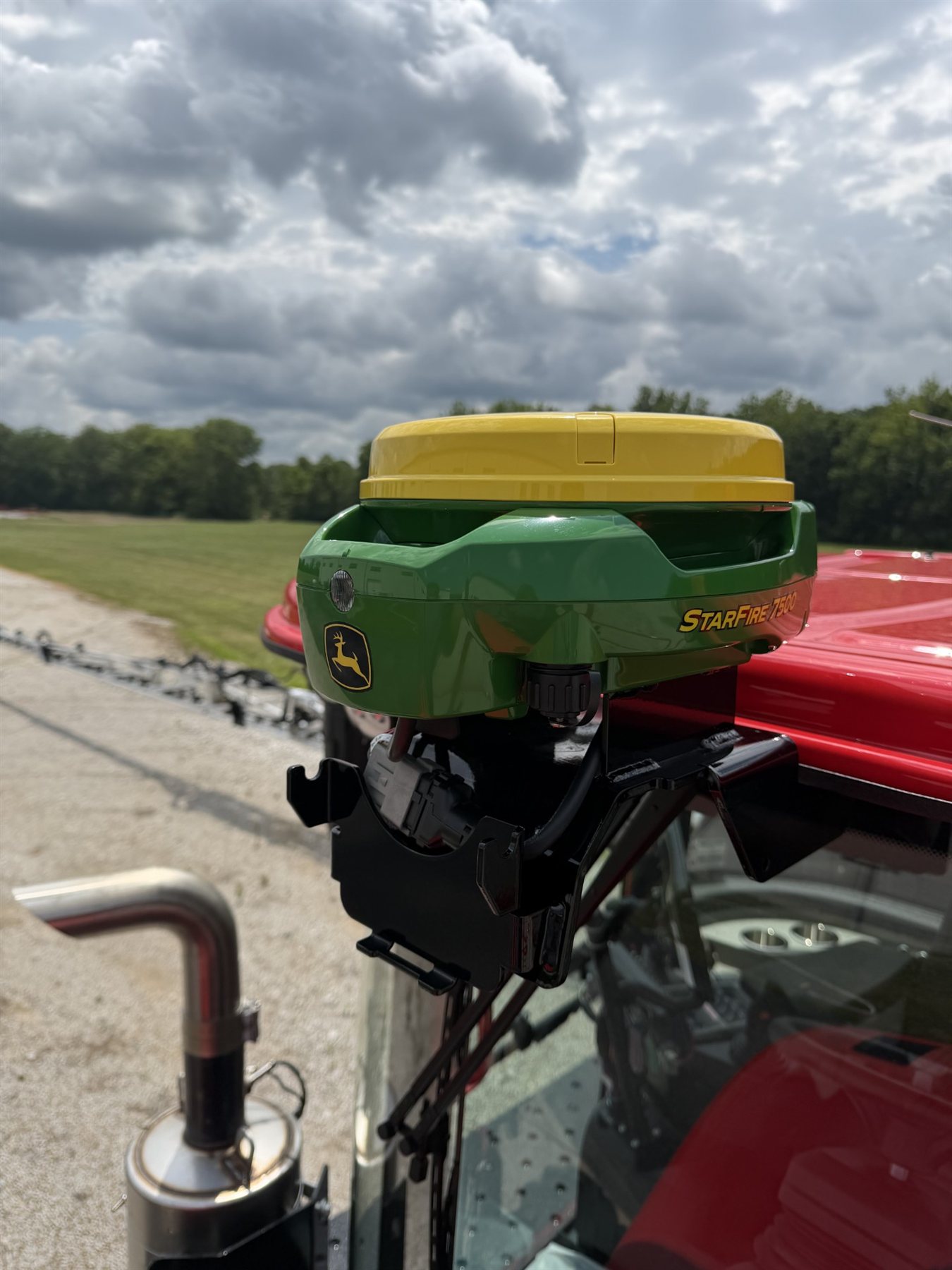 JD StarFire 7500 receiver mounted on an Apache
